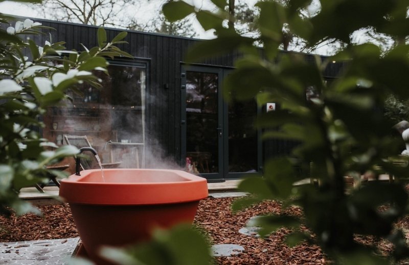 3 tinyhouseoutsidegardentub