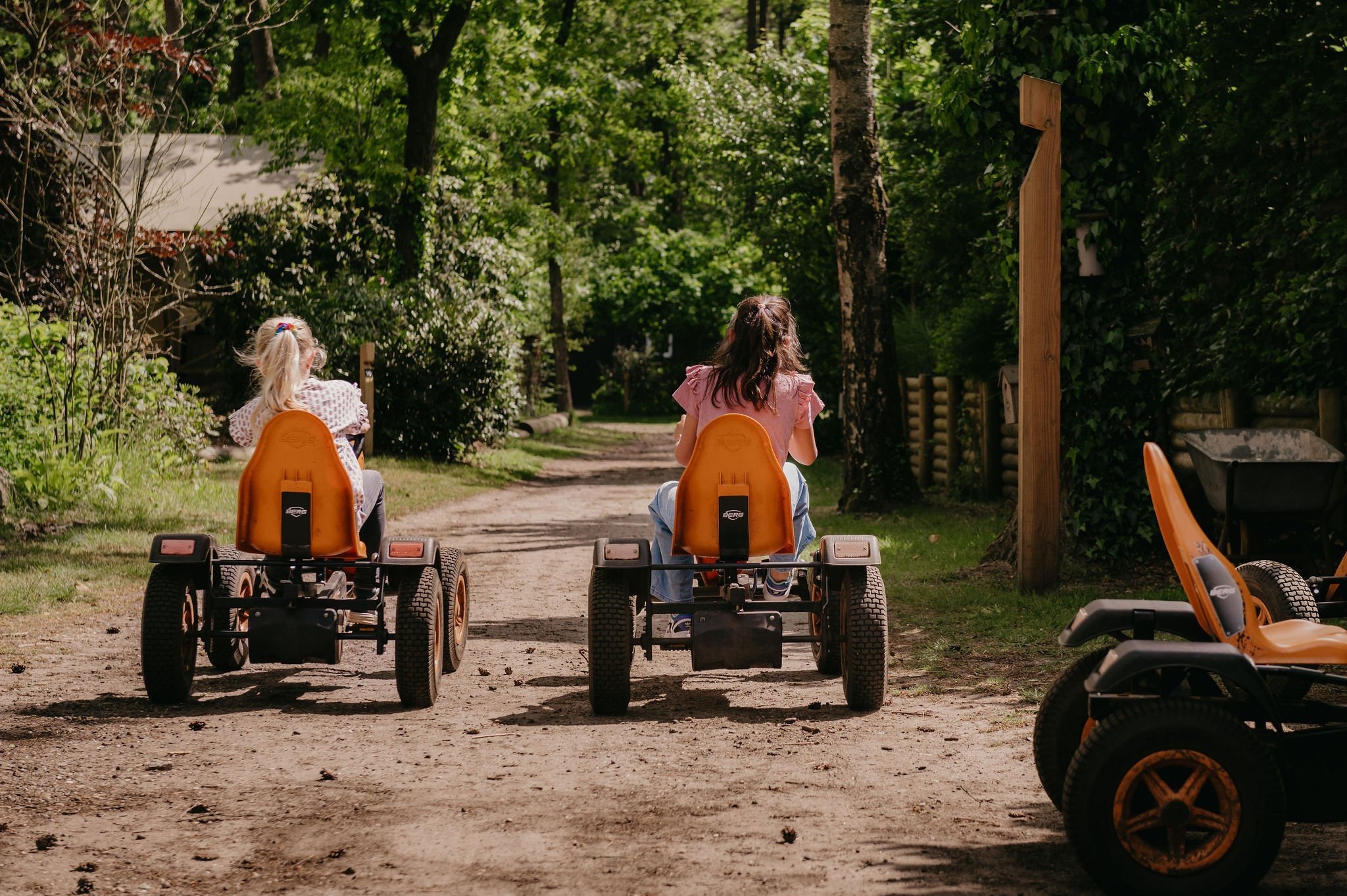 Kinderen rijden op skelter op kindvriendelijke vakantiepark Vossenberg op de Veluwe.